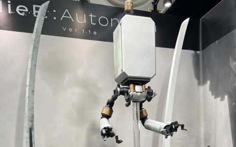 アニメ「NieR:Automata Ver1.1a」ワンダーフェスティバル2024［冬］にて「ポッド042 武器屋1日店長」イベントが実施！
