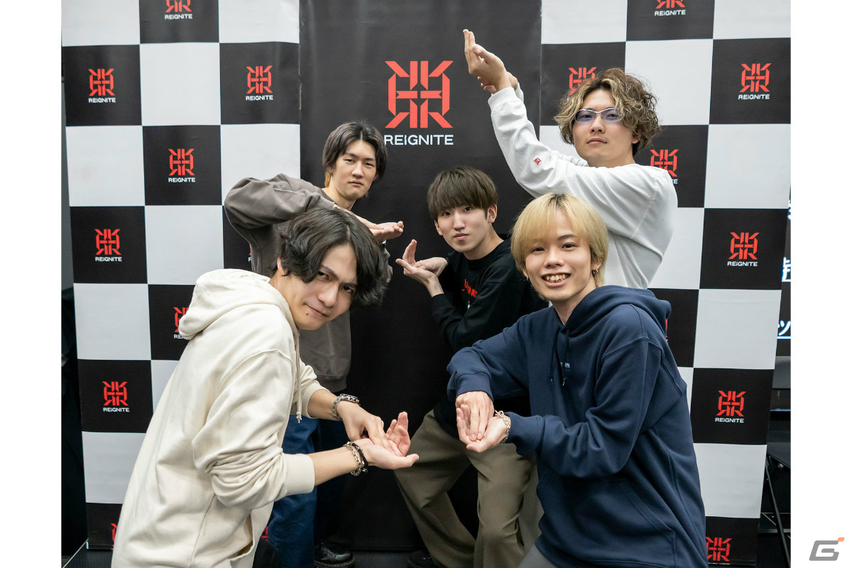 「すしまつ」メンバーと記念撮影する「DizzyMizLizy」