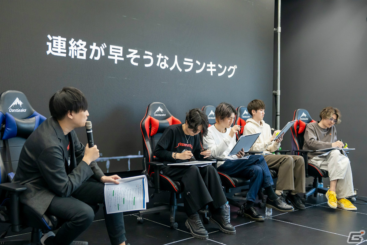 大和周平さん(左)MCのもと「Tierランキング」コーナーを楽しむ「すしまつ」メンバー