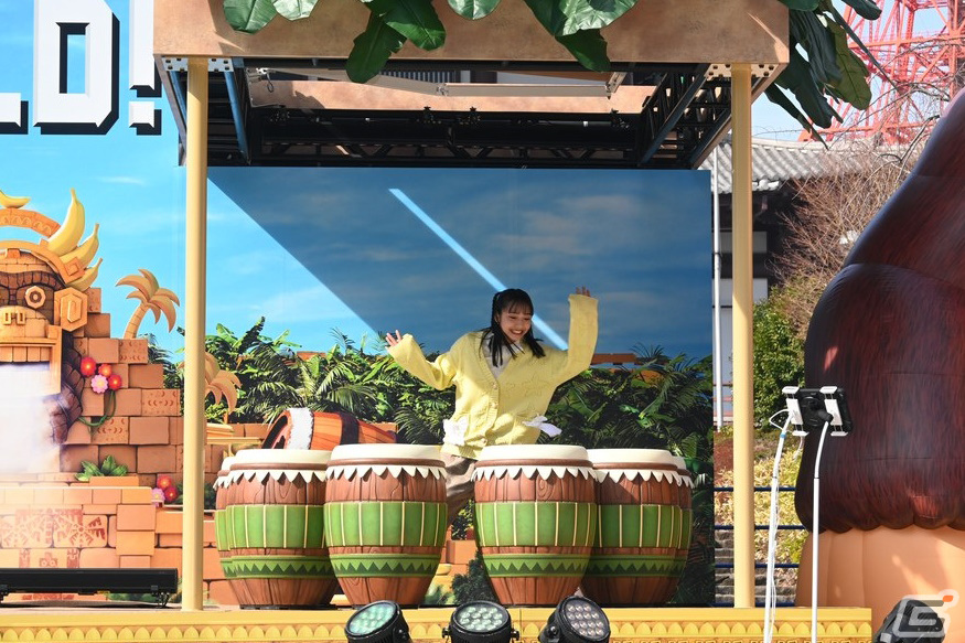 HIKAKINさんと山之内すずさんがハテナブロックを叩きまくる！スーパー・ニンテンドー・ワールド「PLAY WILD! チャレンジ」開幕セレモニーの画像