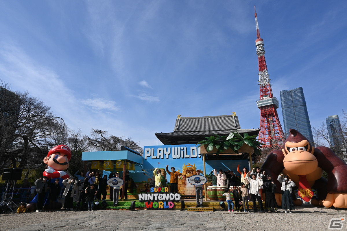HIKAKINさんと山之内すずさんがハテナブロックを叩きまくる！スーパー・ニンテンドー・ワールド「PLAY WILD! チャレンジ」開幕セレモニーの画像