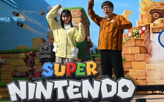 HIKAKINさんと山之内すずさんがハテナブロックを叩きまくる！スーパー・ニンテンドー・ワールド「PLAY WILD! チャレンジ」開幕セレモニー