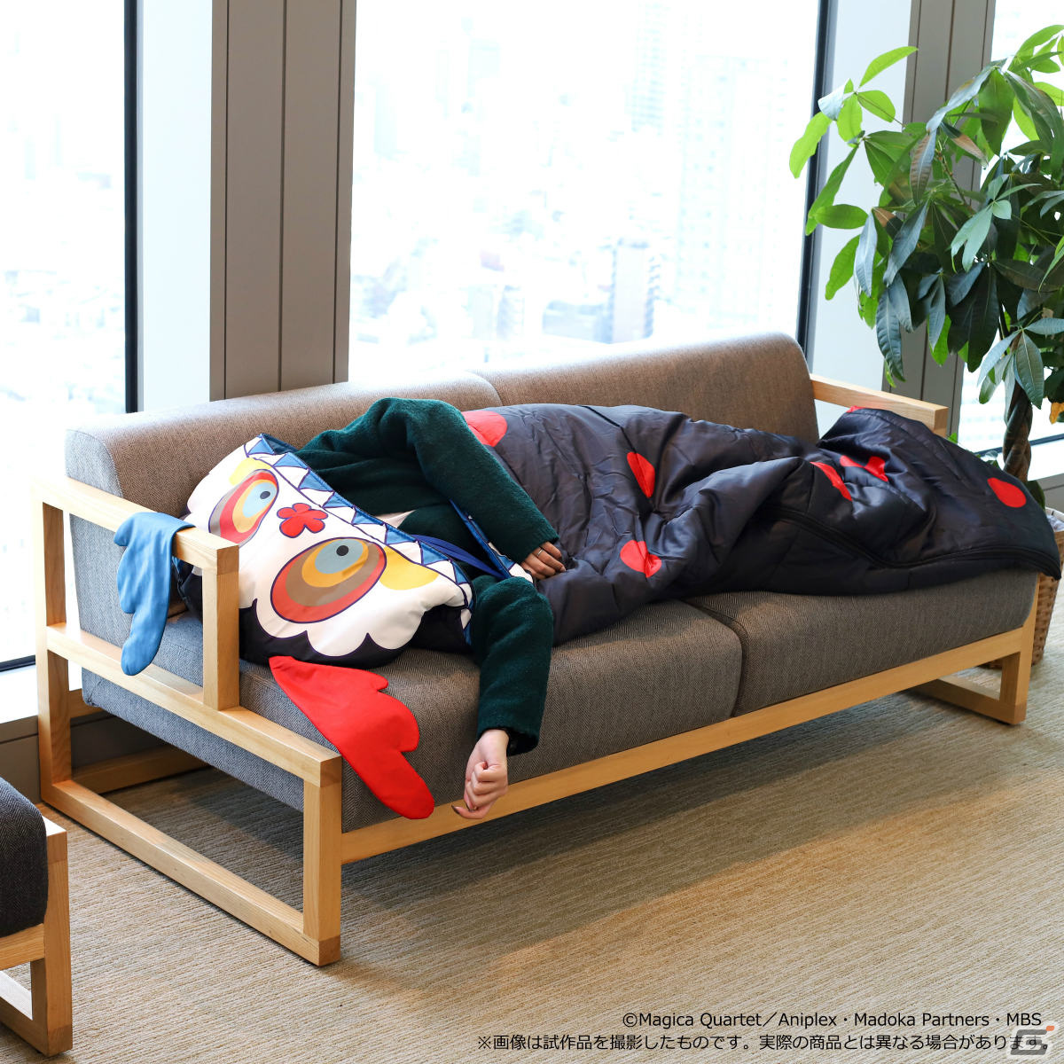 魔法少女まどか☆マギカ」お菓子の魔女が寝袋になって登場！高級感