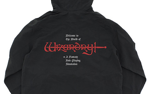 「Wizardry」ロゴデザインの防風・防水性に優れたパーカーとラージトートが登場！