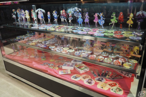 「プリティーリズム・レインボーライブ10周年展」内覧会をレポート!アニメを振り返る展示やキャストコメント、初公開の“プリズムレインボーギター”に注目の画像