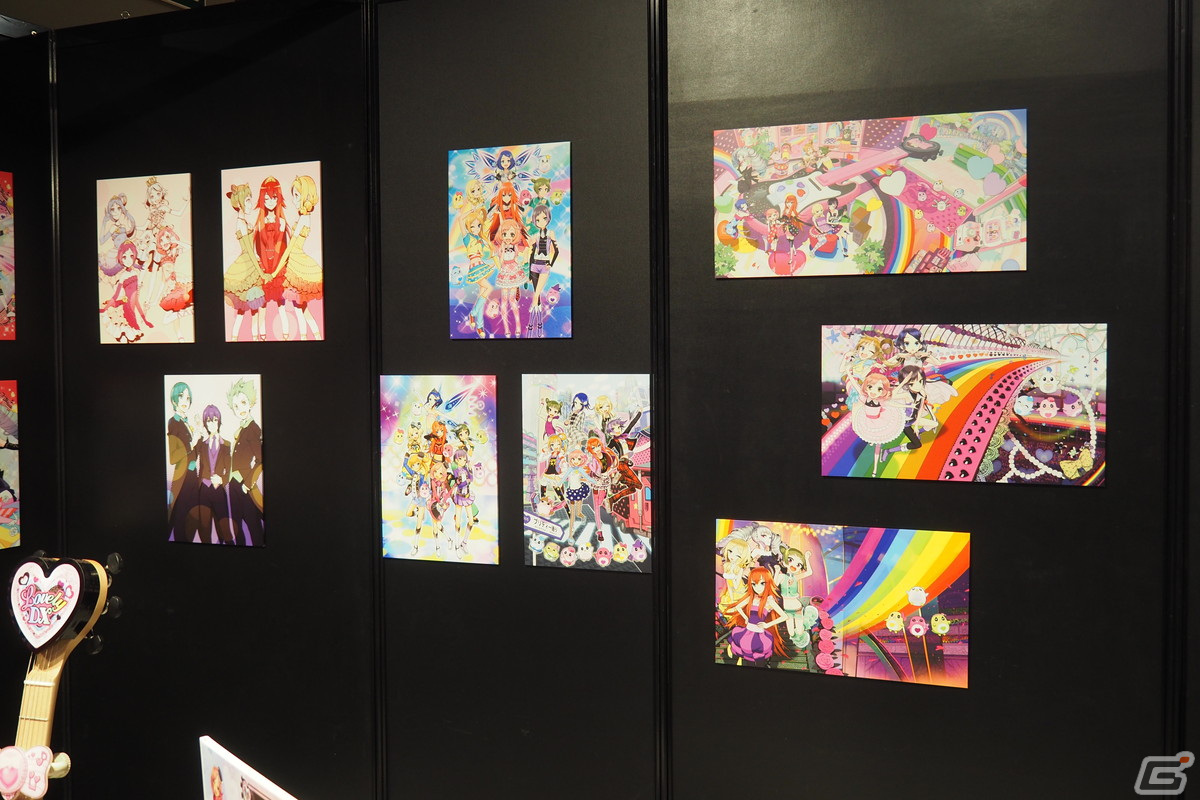 「プリティーリズム・レインボーライブ10周年展」内覧会をレポート！アニメを振り返る展示やキャストコメント、初公開の“プリズムレインボーギター”に注目の画像28