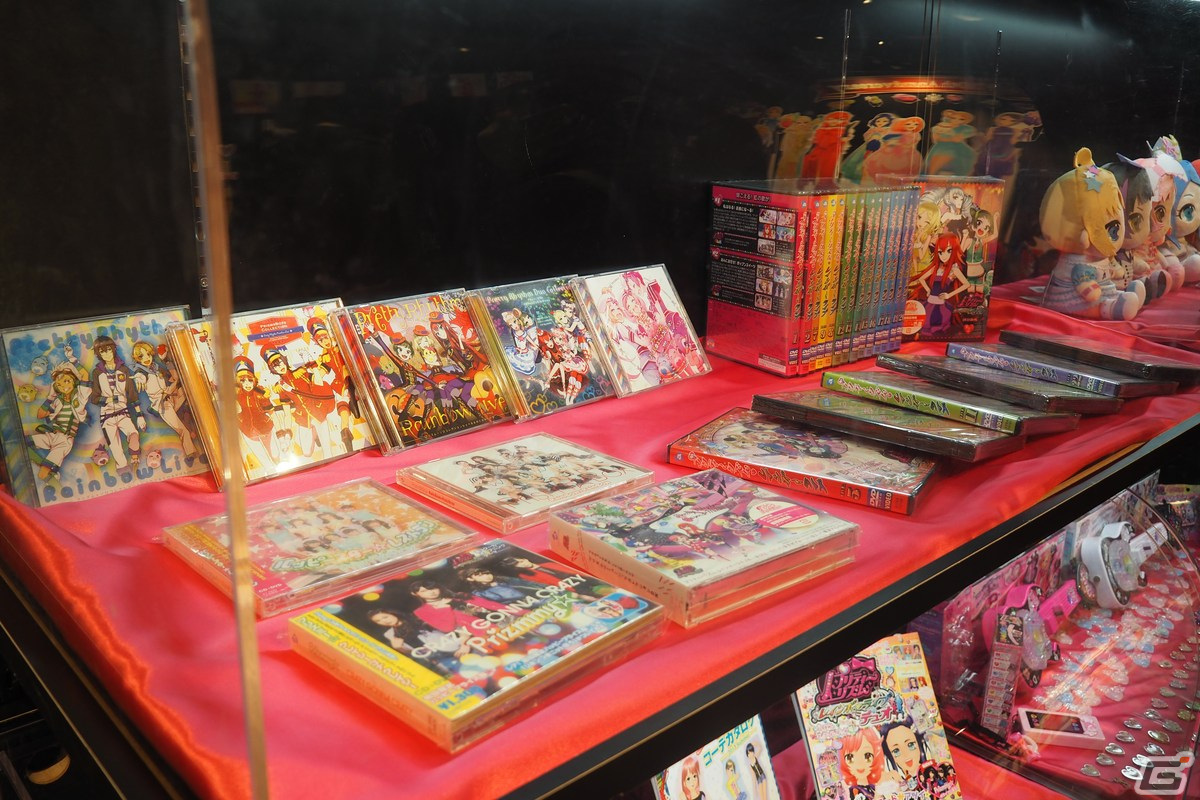 「プリティーリズム・レインボーライブ10周年展」内覧会をレポート！アニメを振り返る展示やキャストコメント、初公開の“プリズムレインボーギター”に注目の画像32