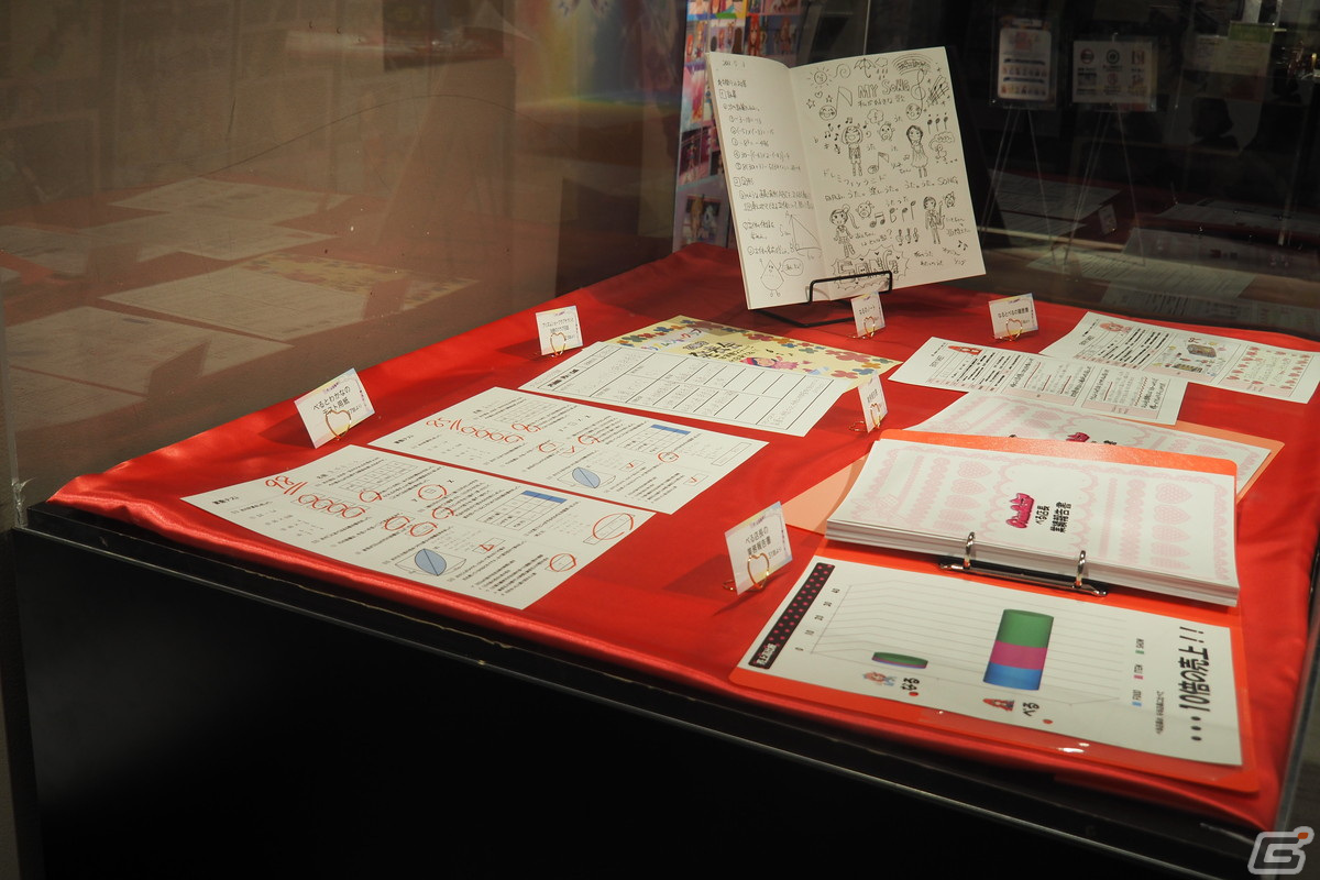 「プリティーリズム・レインボーライブ10周年展」内覧会をレポート！アニメを振り返る展示やキャストコメント、初公開の“プリズムレインボーギター”に注目の画像7