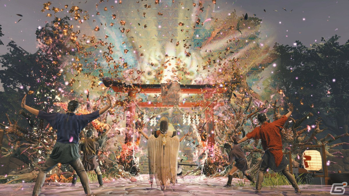 世代の神楽、そして、続く村人たちの舞いで浄化された鳥居。山村の平穏を取り戻せ