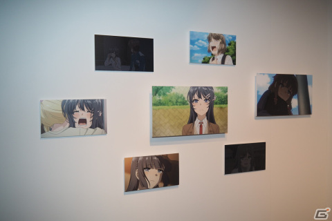 「青春ブタ野郎はスクールメモリーの夢を見ない -青ブタ展-」瀬戸麻沙美さん、久保ユリカさん登壇のオープニングイベントをレポートの画像
