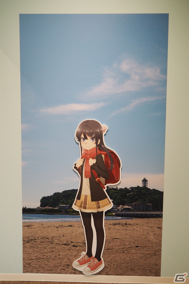 「青春ブタ野郎はスクールメモリーの夢を見ない -青ブタ展-」瀬戸麻沙美さん、久保ユリカさん登壇のオープニングイベントをレポートの画像