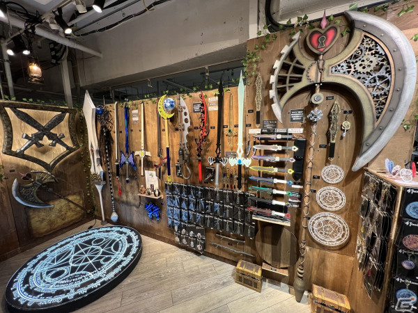 「ファンタジー武器屋-TAKUMIARMORY-」が大阪・大丸梅田店に登場！「NieR:Automata Ver1.1a」から“白の契約”のレプリカなども展示の画像2
