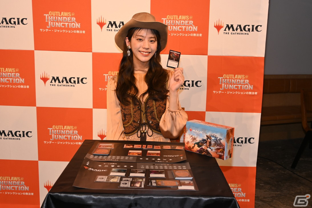 「マジック：ザ・ギャザリング」西部劇が舞台の「サンダー・ジャンクションの無法者」発売PRイベントをレポート！貴島明日香さんがカウガール風の衣装で登場の画像