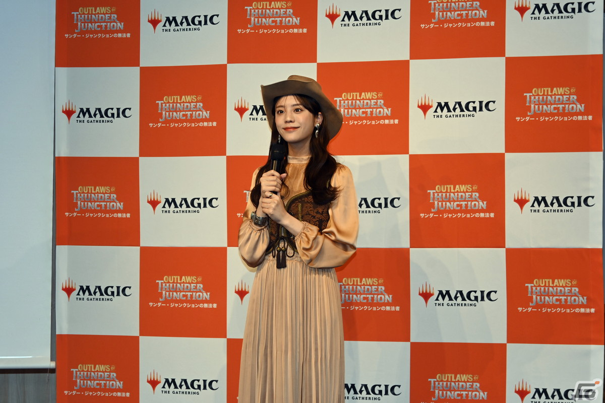 「マジック：ザ・ギャザリング」西部劇が舞台の「サンダー・ジャンクションの無法者」発売PRイベントをレポート！貴島明日香さんがカウガール風の衣装で登場の画像