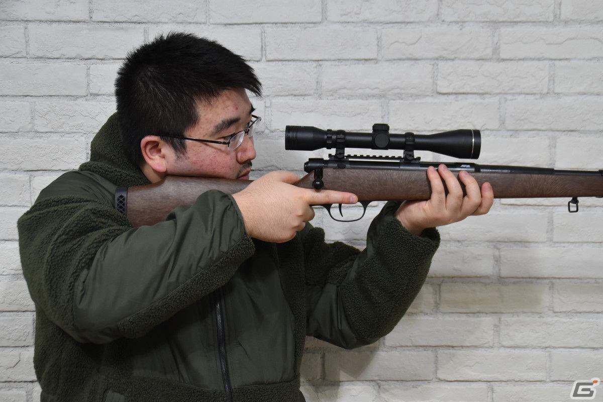 本来は、こんな感じで頬をしっかりチークパッドに着けて狙います。イオリの銃で同じことをすると顔に穴が開きます。