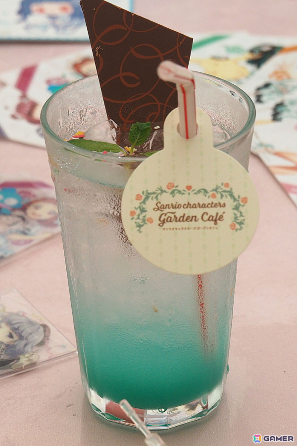 「ナナシス」サンリオキャラクターズとのコラボカフェを紹介！777☆SISTERSのメンバーが描き下ろしで登場、ユニットをイメージしたメニューもの画像