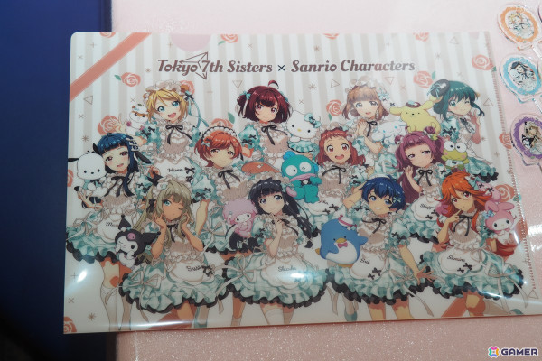 「ナナシス」サンリオキャラクターズとのコラボカフェを紹介！777☆SISTERSのメンバーが描き下ろしで登場、ユニットをイメージしたメニューもの画像