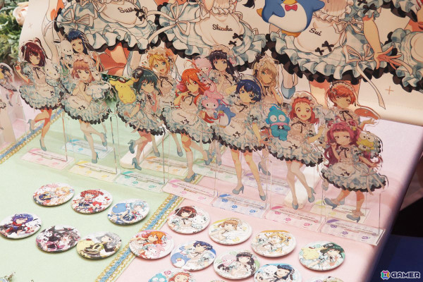 「ナナシス」サンリオキャラクターズとのコラボカフェを紹介！777☆SISTERSのメンバーが描き下ろしで登場、ユニットをイメージしたメニューもの画像