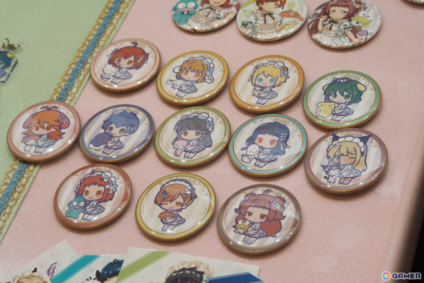 「ナナシス」サンリオキャラクターズとのコラボカフェを紹介！777☆SISTERSのメンバーが描き下ろしで登場、ユニットをイメージしたメニューもの画像