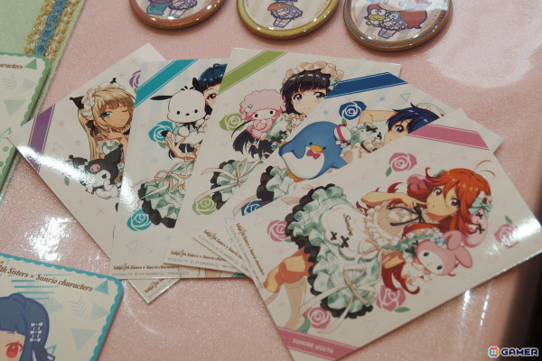 「ナナシス」サンリオキャラクターズとのコラボカフェを紹介！777☆SISTERSのメンバーが描き下ろしで登場、ユニットをイメージしたメニューもの画像