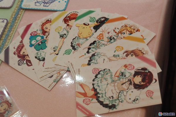 「ナナシス」サンリオキャラクターズとのコラボカフェを紹介！777☆SISTERSのメンバーが描き下ろしで登場、ユニットをイメージしたメニューもの画像