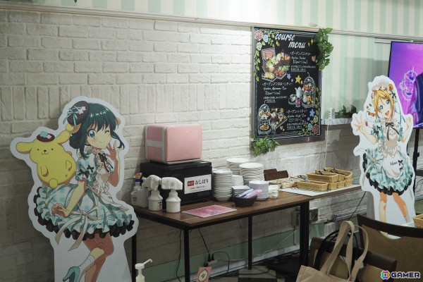 「ナナシス」サンリオキャラクターズとのコラボカフェを紹介！777☆SISTERSのメンバーが描き下ろしで登場、ユニットをイメージしたメニューもの画像