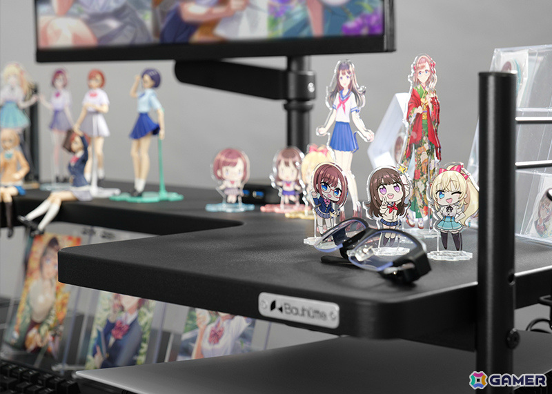 今あるデスクに後付けで“推し活デスク”化！Bauhutteより大型デスクラック＆タペストリー専用ハンガーが発売の画像