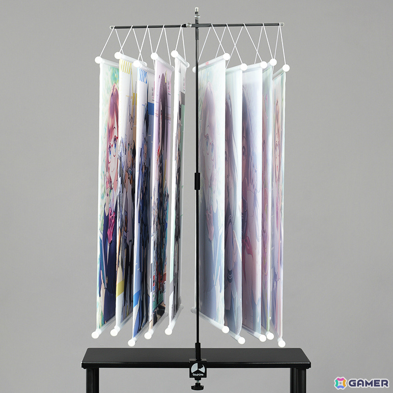 今あるデスクに後付けで“推し活デスク”化！Bauhutteより大型デスクラック＆タペストリー専用ハンガーが発売の画像