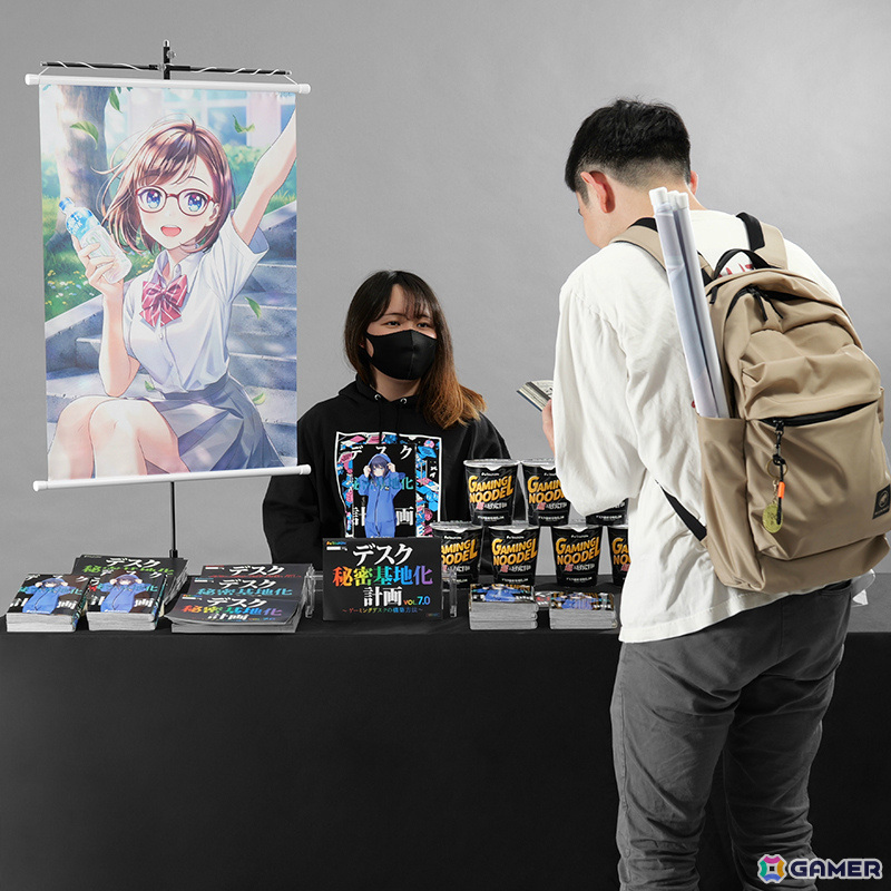 今あるデスクに後付けで“推し活デスク”化！Bauhutteより大型デスクラック＆タペストリー専用ハンガーが発売の画像