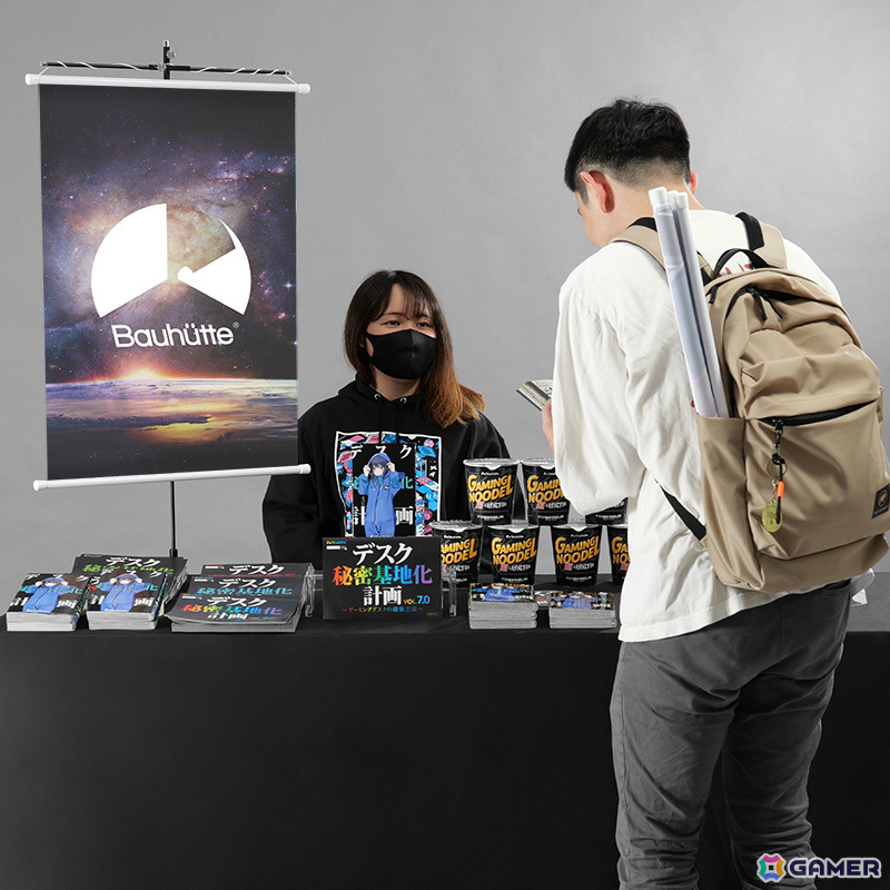 今あるデスクに後付けで“推し活デスク”化！Bauhutteより大型デスクラック＆タペストリー専用ハンガーが発売の画像