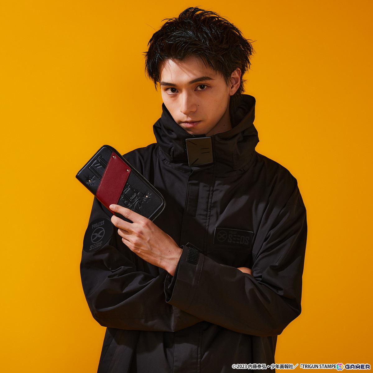 アニメ「TRIGUN STAMPEDE」のコラボアイテム第2弾がSuperGroupiesより登場！ヴァッシュの黒いコート、ニコラスのジャケットなどがラインナップの画像24