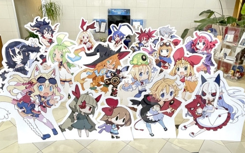 原田たけひと氏による日本一ソフトウェア30周年記念の描き下ろしイラストを使用したビッグキャラクタースタンドが販売開始！