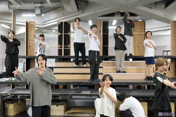 「Butlers' 歌劇『悪魔執事と黒い猫』~薔薇薫る舞踏会編~」の稽古場レポートが公開!執事と“瞑想”する回替わりイベントも発表の画像