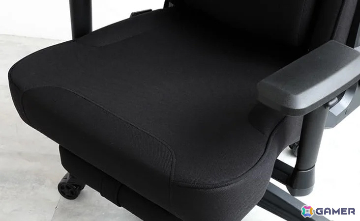 “あぐらをかけるゲーミングチェア”がファブリック素材&極広座面で登場!「アグリラックス ファブリック」がMakuakeで先行販売中の画像