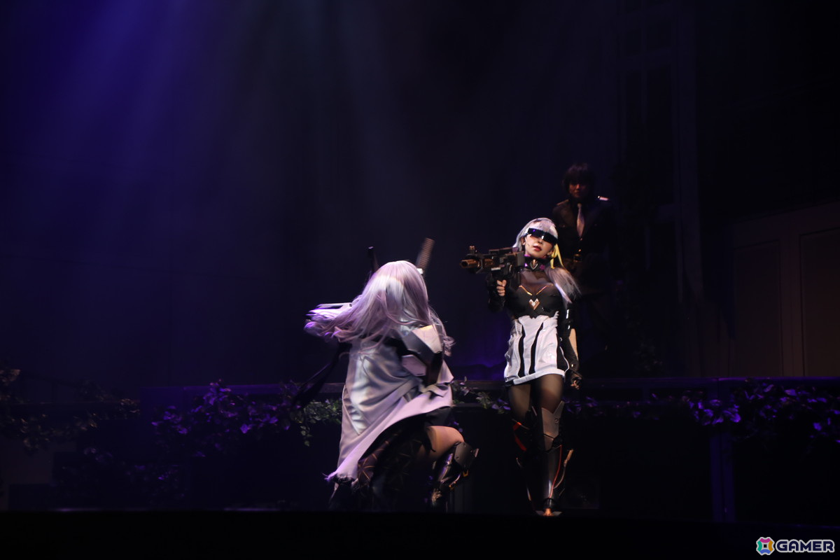 背中で魅せるガンガールたちの魅力をステージで再現した舞台「NIKKE THE STAGE」のゲネプロをレポートの画像