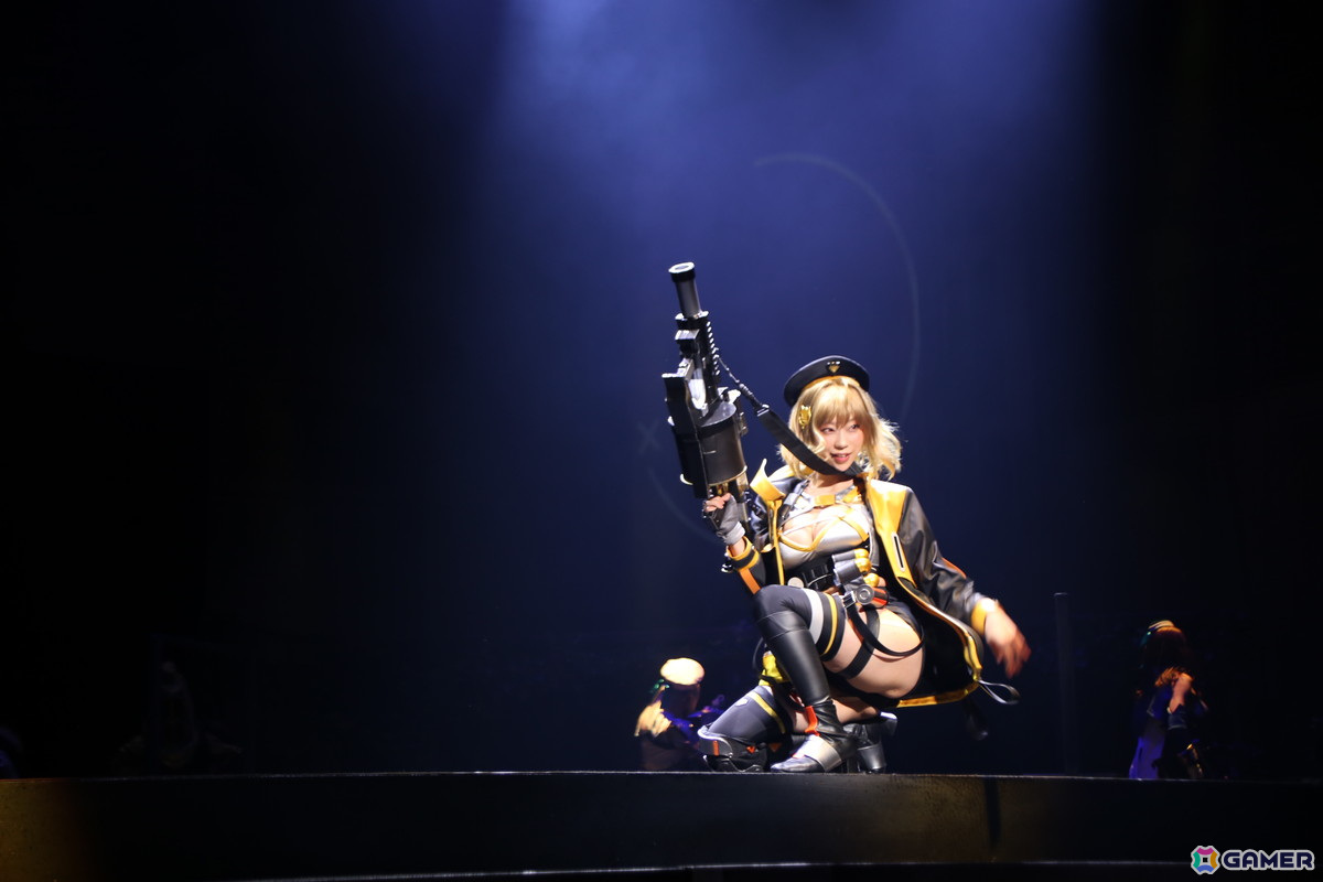 背中で魅せるガンガールたちの魅力をステージで再現した舞台「NIKKE THE STAGE」のゲネプロをレポートの画像
