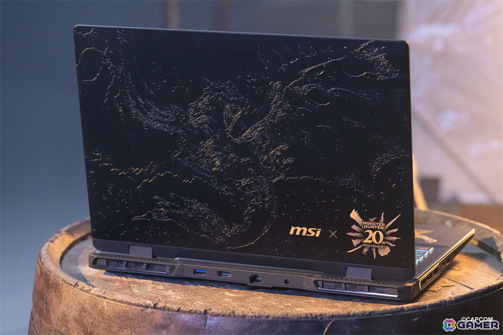 「モンスターハンター」シリーズ20周年を記念したMSIとのコラボゲーミングノートPCが発売！リオレウスの風格を表現したデザインにの画像