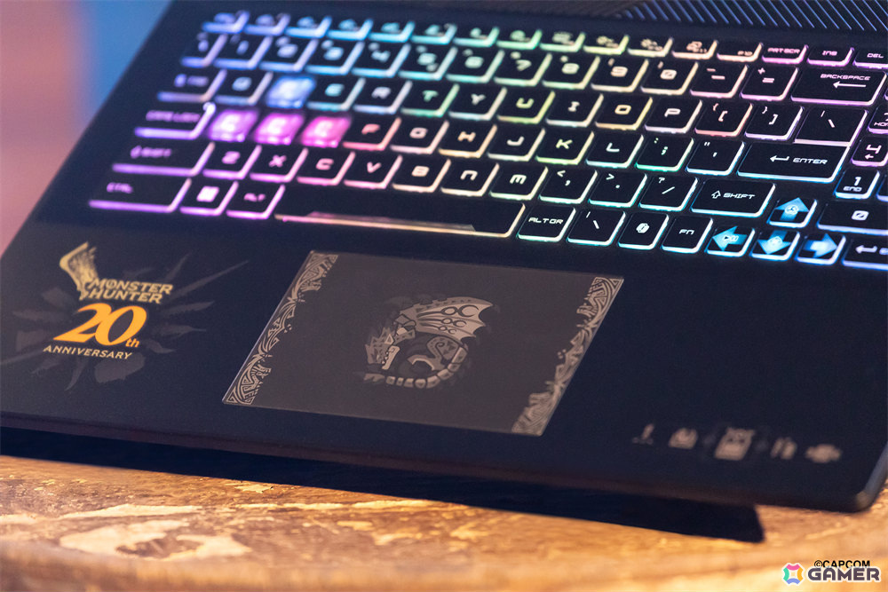 「モンスターハンター」シリーズ20周年を記念したMSIとのコラボゲーミングノートPCが発売！リオレウスの風格を表現したデザインにの画像