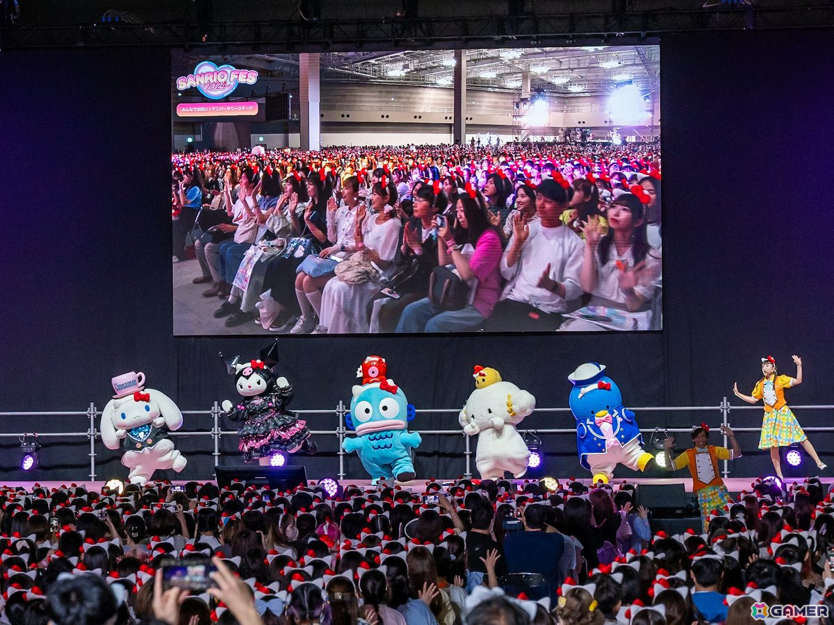客席全体がハローキティのカチューシャをつけてお祝いダンスを練習