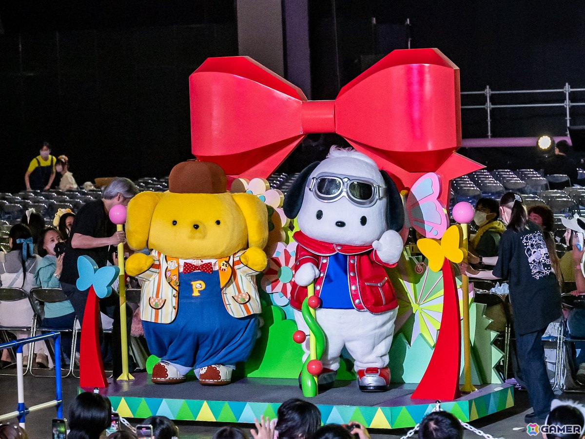 キャラクターがフロートに乗って登場!