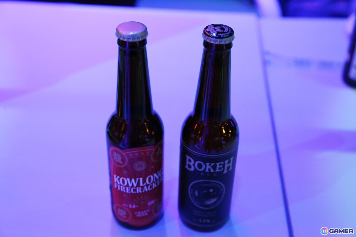 ゲーム中の商品を再現したビール。右はBokeh Game Studioオリジナルのクラフトビールだ。