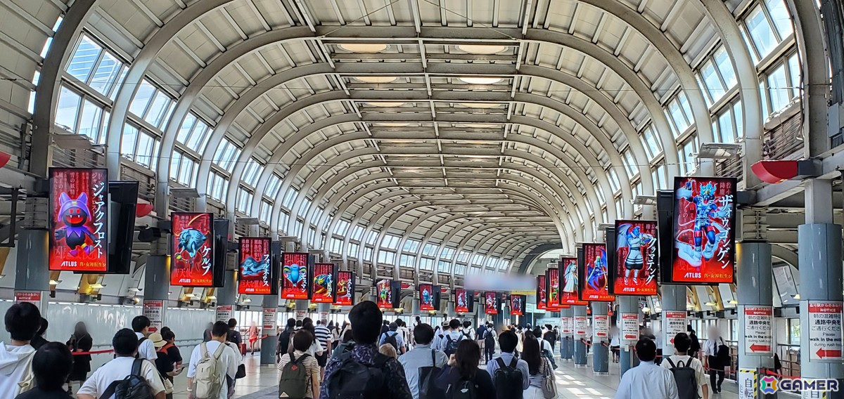 「真・女神転生V Vengeance」の大型広告展開が新宿駅と品川駅で開始！200体以上の悪魔が登場の画像