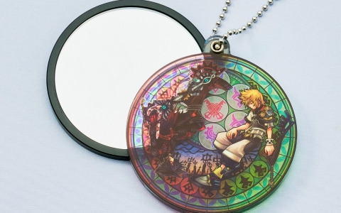 「キングダム ハーツ」シリーズよりステンドグラスデザインのアクリルミラーが発売決定！シャドウのデザインが入ったキャラトート・キャラポーチも