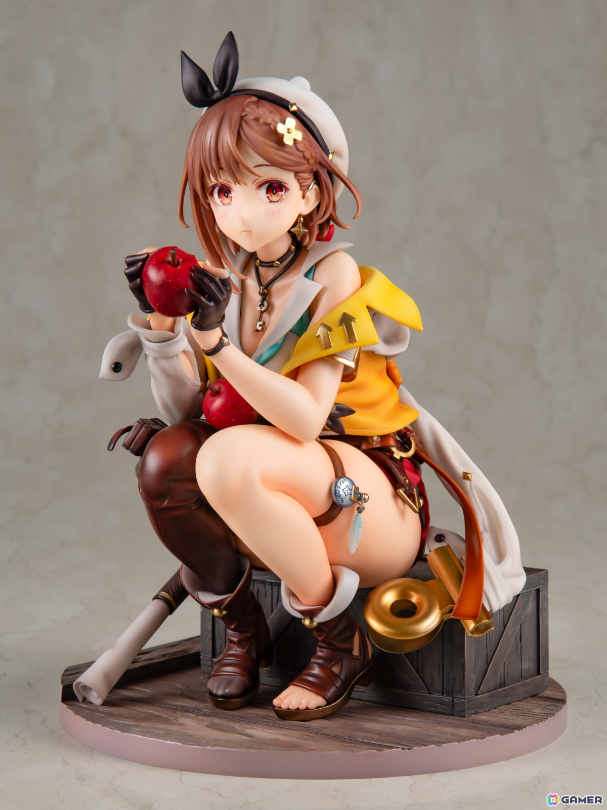「ライザのアトリエ2」ライザの1/6スケールフィギュアがKT model＋より登場！王都の片隅でリンゴをつまみ食いする姿を大きめサイズで立体化の画像