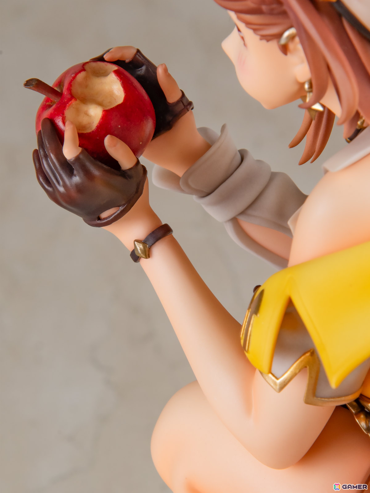 「ライザのアトリエ2」ライザの1/6スケールフィギュアがKT model＋より登場！王都の片隅でリンゴをつまみ食いする姿を大きめサイズで立体化の画像