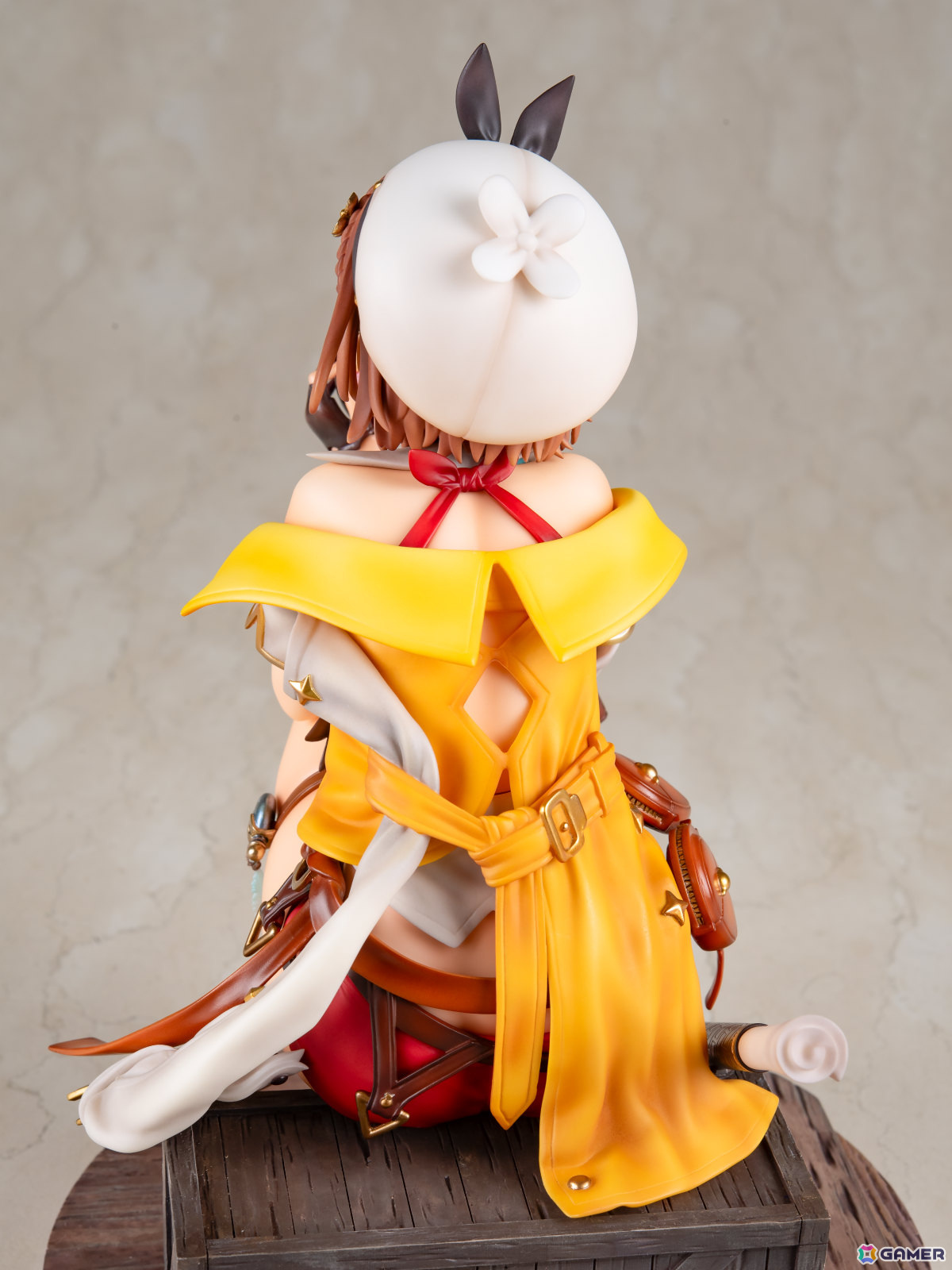 「ライザのアトリエ2」ライザの1/6スケールフィギュアがKT model＋より登場！王都の片隅でリンゴをつまみ食いする姿を大きめサイズで立体化の画像