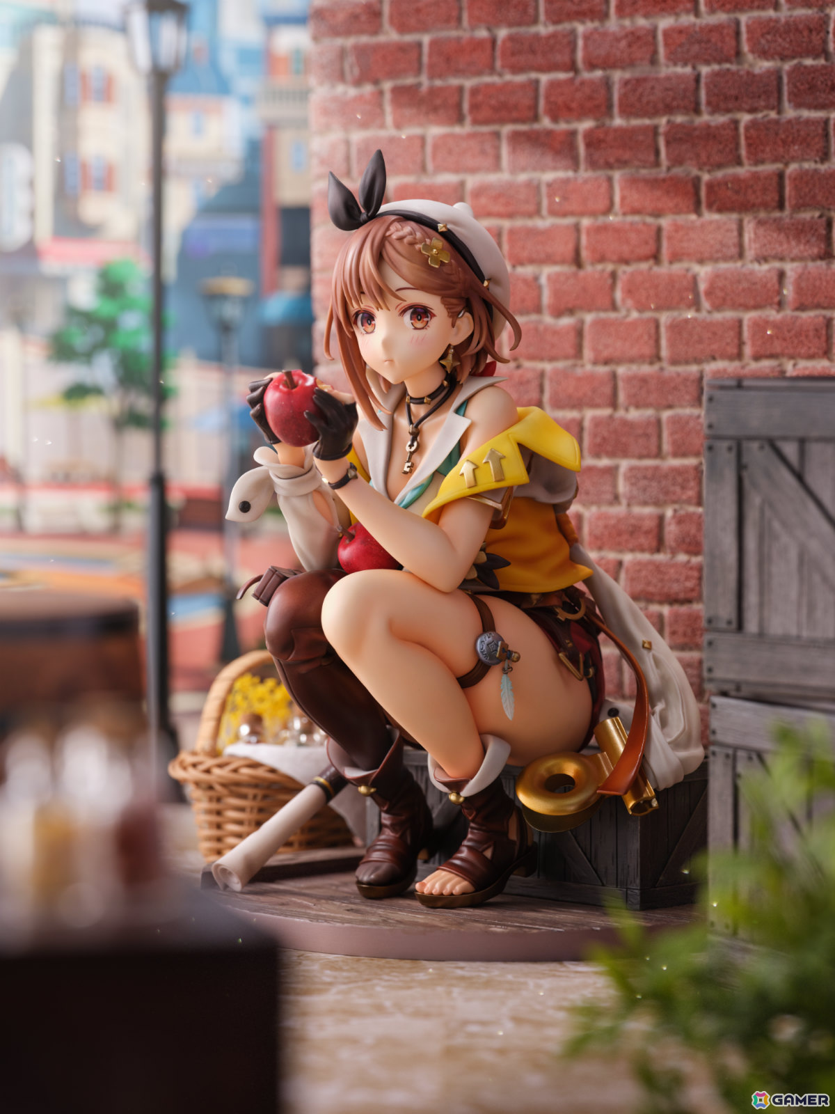 「ライザのアトリエ2」ライザの1/6スケールフィギュアがKT model＋より登場！王都の片隅でリンゴをつまみ食いする姿を大きめサイズで立体化の画像