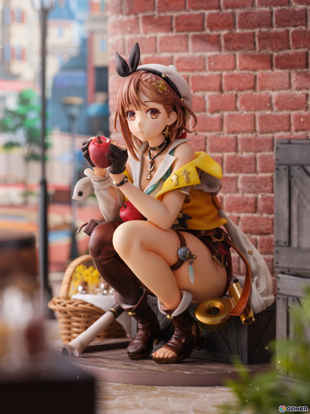 「ライザのアトリエ2」ライザの1/6スケールフィギュアがKT model＋より登場！王都の片隅でリンゴをつまみ食いする姿を大きめサイズで立体化の画像