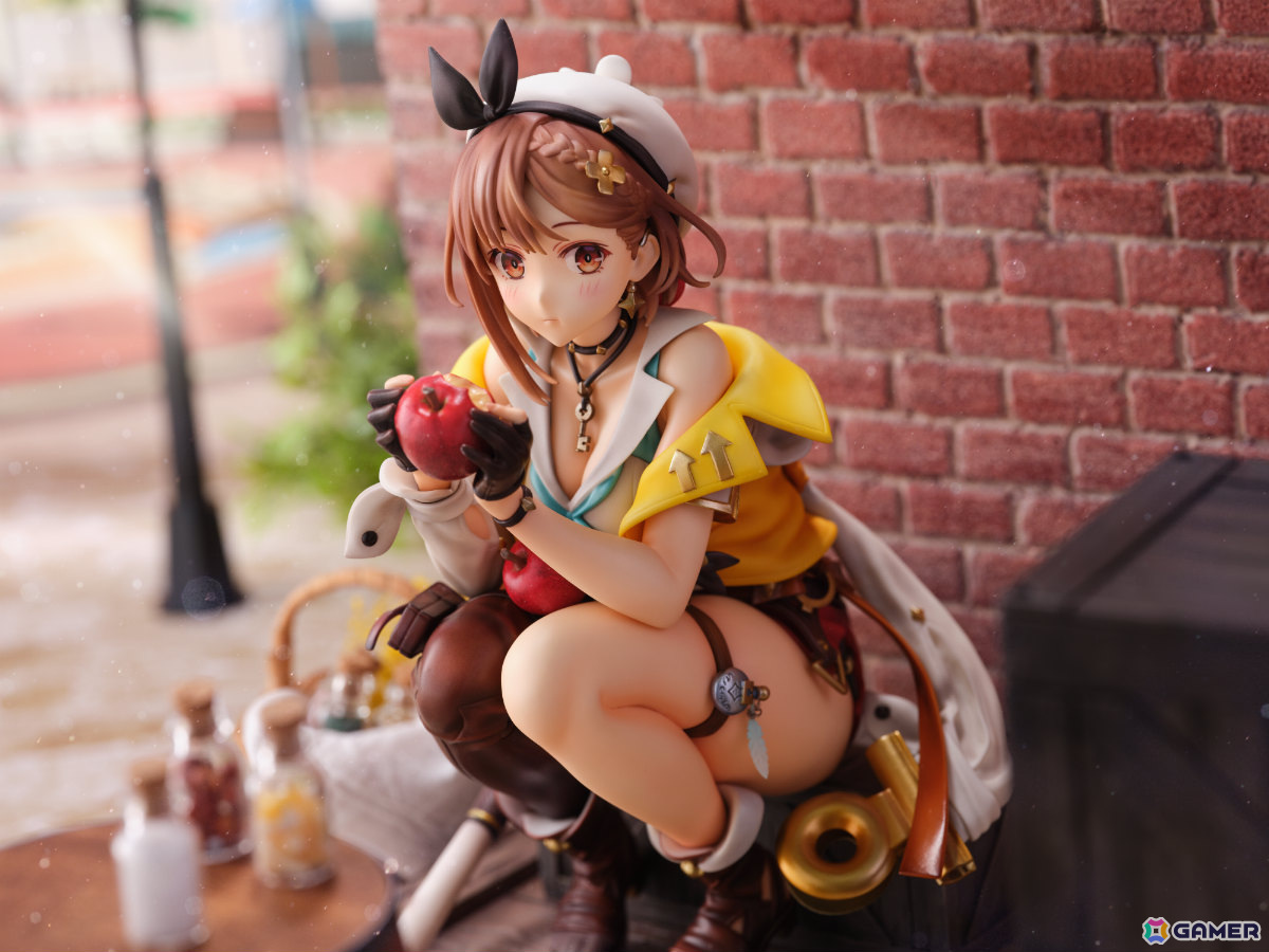 「ライザのアトリエ2」ライザの1/6スケールフィギュアがKT model＋より登場！王都の片隅でリンゴをつまみ食いする姿を大きめサイズで立体化の画像