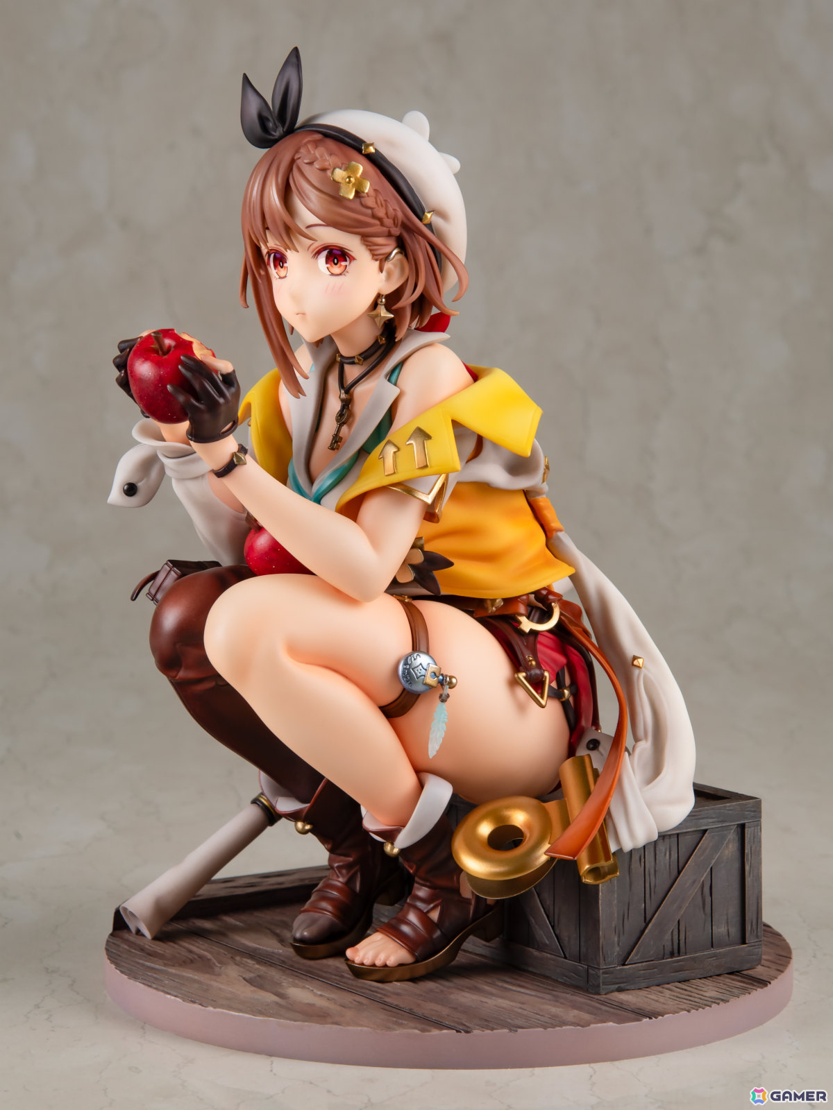 「ライザのアトリエ2」ライザの1/6スケールフィギュアがKT model＋より登場！王都の片隅でリンゴをつまみ食いする姿を大きめサイズで立体化の画像